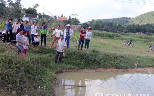 Mẹ bàng hoàng phát hiện 2 con trai sinh đôi chết dưới hồ