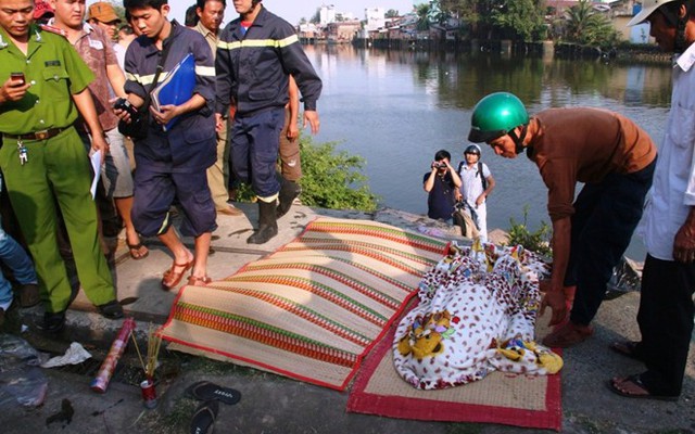 Trượt chân xuống sông, 4 nữ sinh chết đuối thương tâm