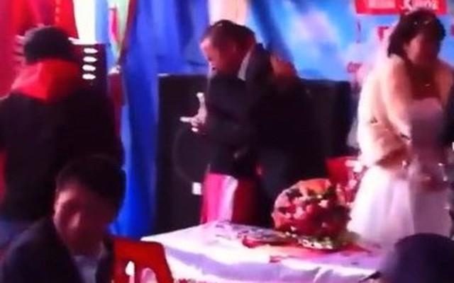 Chú rể Việt ôm mẹ khóc nức nở trong ngày cưới