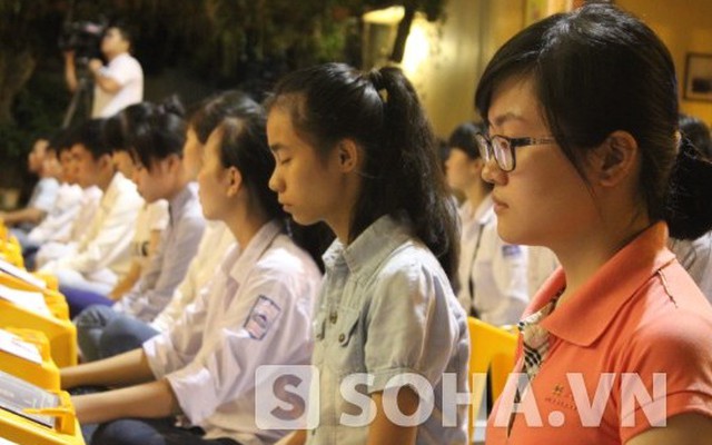 Hà Nội: Hàng trăm sĩ tử cầu may trước ngày thi đại học