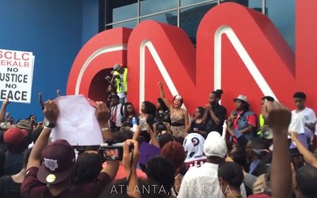 Đưa tin thiếu khách quan, trụ sở CNN bị dân Mỹ bao vây