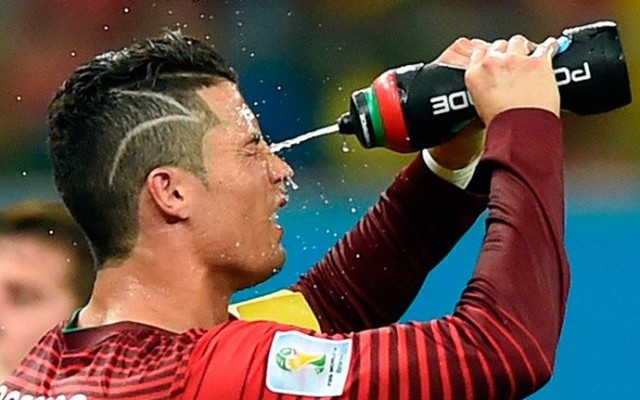 Cris Ronaldo không cắt tóc vì cậu bé bị u não