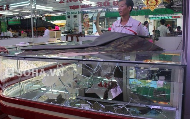 Clip: Hiện trường vụ cướp tiệm vàng táo tợn ở Sài Gòn