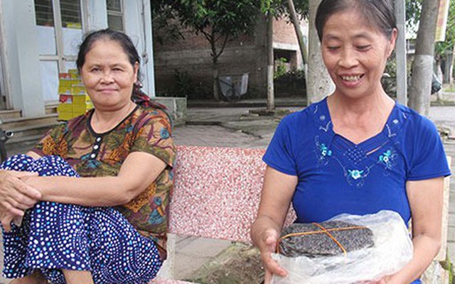 Mẹ Công Phượng và gói bánh đa quà quê cho con