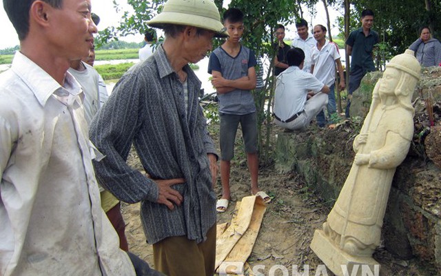 Phát hiện pho tượng đá với tư thế lạ ở Đền Cả - Hà Tĩnh