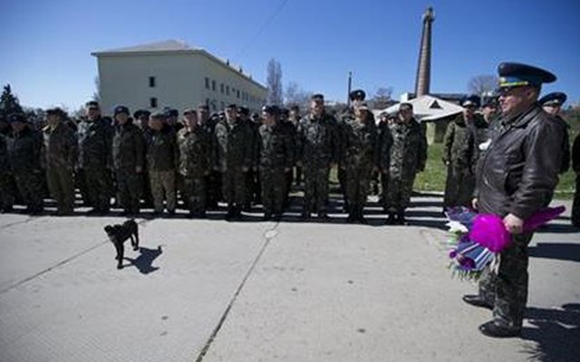 Crimea: Đám cưới trong căn cứ của Ukraine ngay trước giờ súng nổ