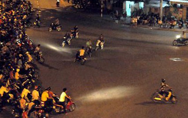 Nhóm thanh niên đua xe gây náo loạn đường phố Hà Nội