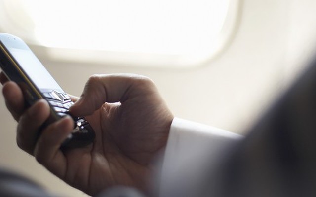 Sử dụng điện thoại trên máy bay liệu có thật sự nguy hiểm?