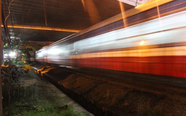 Nhân viên nhà ga ngã vào đường ray, bị tàu hỏa húc văng hơn 50m