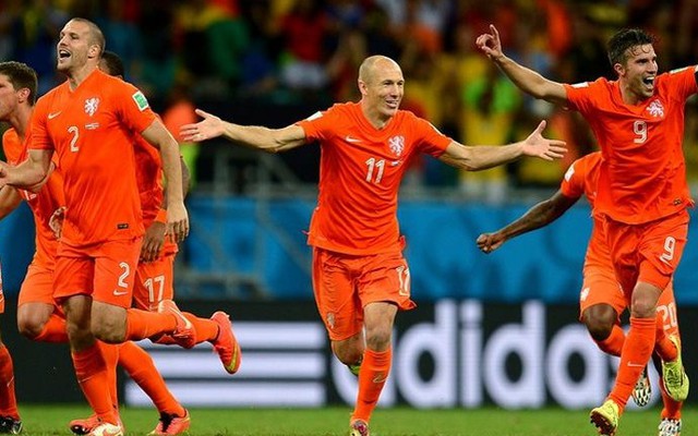 Hà Lan vào bán kết: Ngả mũ kính phục Van Gaal