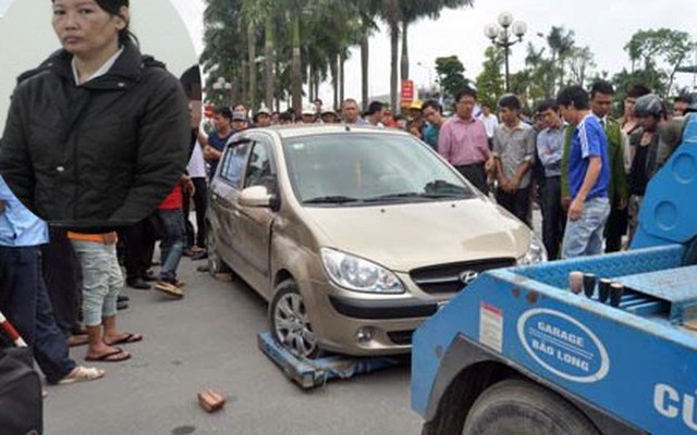 Em gái hất anh trai lên nắp capô diễu phố 9 km trả giá đắt