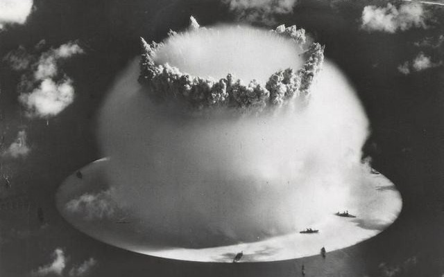 Hình ảnh kỳ vĩ về hai vụ thử hạt nhân dưới nước do Mỹ thực hiện