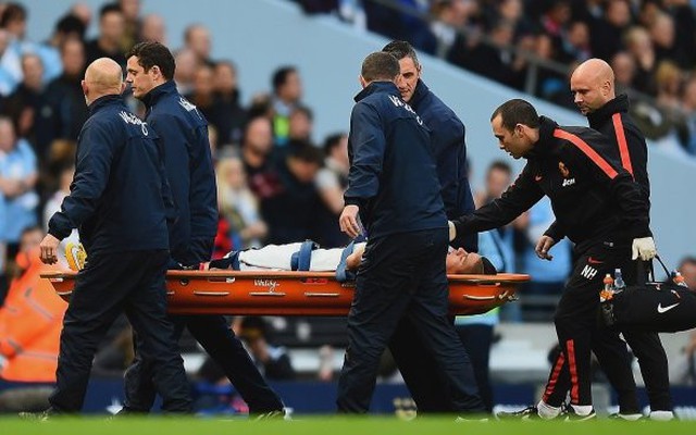 Cận cảnh chấn thương khiến hậu vệ Man United nhập viện khẩn cấp