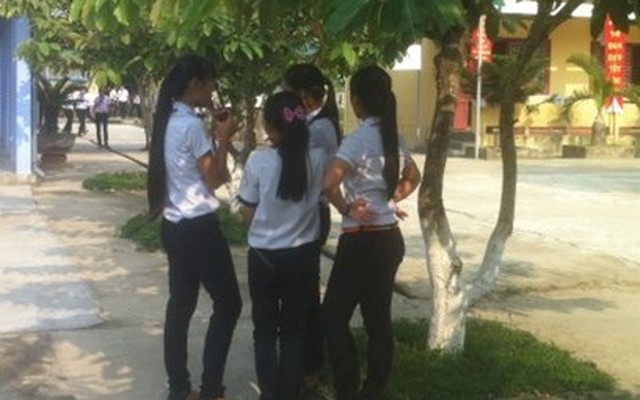 Bêu tên học sinh trước cờ vì chưa nộp tiền