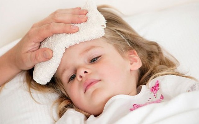 5 sai lầm của cha mẹ khi chăm sóc trẻ sốt cao