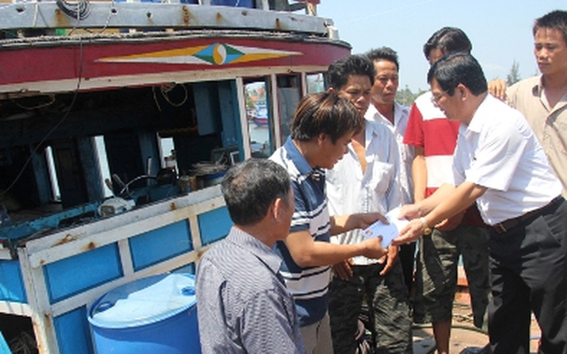 Hỗ trợ tàu ngư dân bị tàu Trung Quốc gây hư hại tại Hoàng Sa