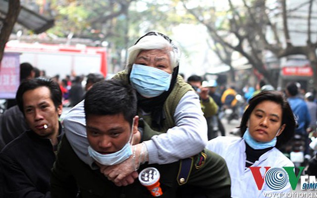 Cụ già 95 tuổi được cứu trong vụ cháy lớn ở phố cổ Hàng Bồ