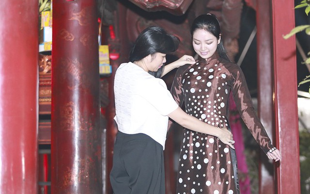 Hoa hậu Ngọc Anh mặt mộc thử áo dài của NTK Võ Thùy Dương