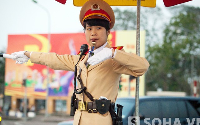 Nữ CSGT Hà Nội căng mình chống tắc đường ngày cận Tết