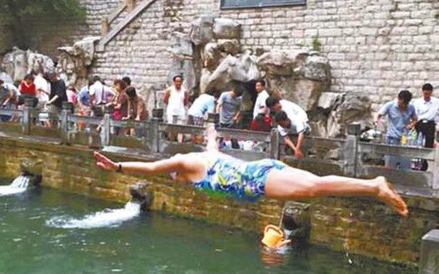 Suối nổi tiếng Trung Quốc trở thành bãi tắm công cộng