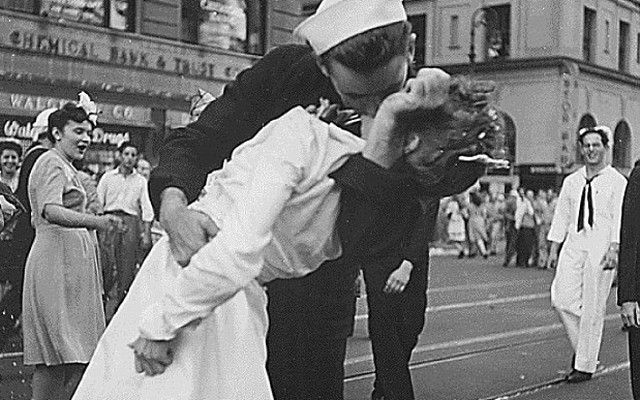 Chàng thủy thủ si tình của bức ảnh "Nụ hôn" qua đời