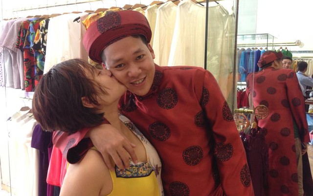 Khánh Linh hôn chồng say đắm khi đi thử đồ cưới