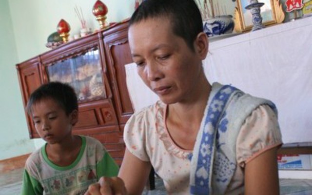 Ba đứa trẻ chăm mẹ ung thư phải xạ trị 5 lần ở đảo Lý Sơn
