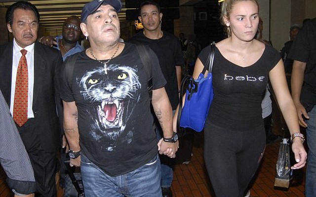 Maradona nhờ… Interpol giải quyết "thù tình"