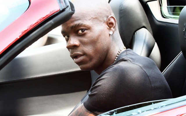 Liverpool thuê “bảo mẫu” quản thúc Balotelli