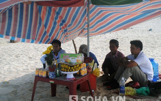 Nam sinh viên bị sóng cuốn, gia đình lập bàn thờ trên bãi biển