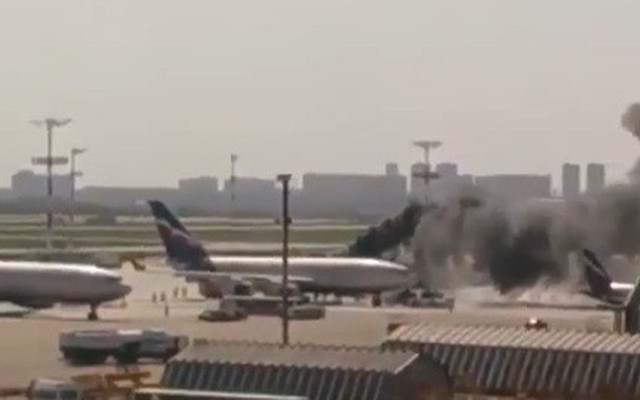 Máy bay Nga bốc cháy dữ dội khi đang đỗ ở sân bay