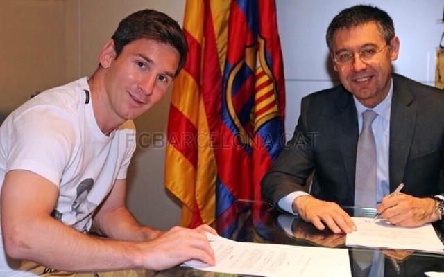 Chủ tịch Barca phải đến tận nhà Messi để ký hợp đồng!
