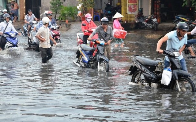 Mưa 4 buổi chiều liên tiếp, dân Sài Gòn khốn khổ lội nước