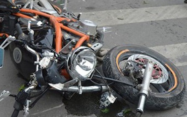 Xe mô tô gãy đầu, người nước ngoài tử vong tại chỗ sau va chạm