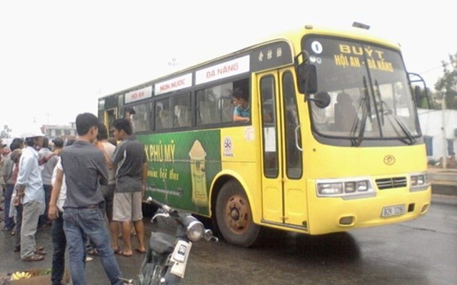 Hàng chục thanh niên chặn đường đòi đánh tài xế sau vụ va chạm