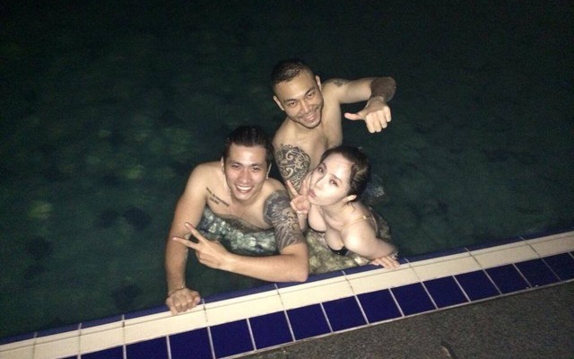 Lộ ảnh Quỳnh Nga âu yếm Doãn Tuấn trong bể bơi
