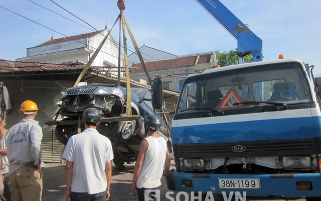 Đối đầu nhau giữa ngã tư, 2 ô tô cùng lao thẳng vào nhà dân