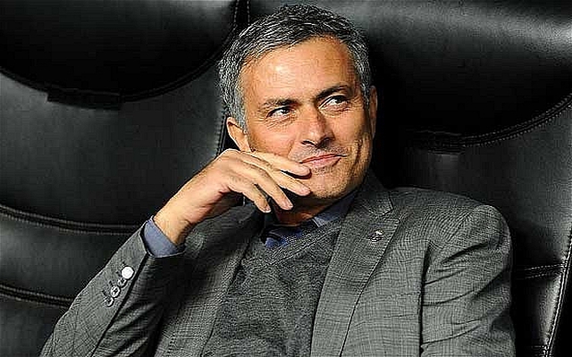 "Người đặc biệt" José Mourinho chạy siêu xe cũng lạnh lùng