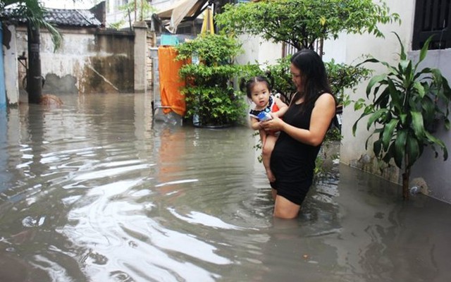 Mưa cuối mùa, dân Sài Gòn vẫn lội nước trên đầu gối