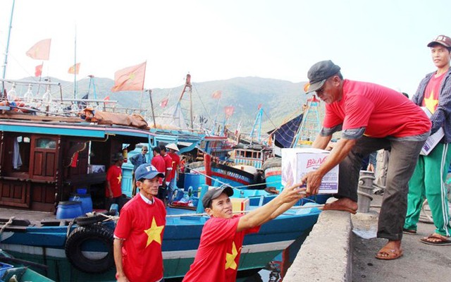 Xúc động hình ảnh ngư dân Đà Nẵng trước lúc ra khơi