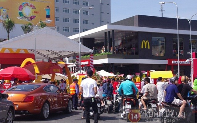 Khai trương McDonald's tại TP HCM: Kiệt sức vì đợi quá lâu