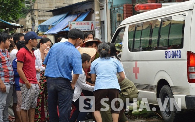 Vợ ngã quỵ giữa đường trước thi thể chồng tử vong vì tai nạn