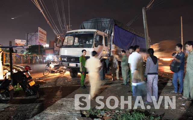 Gặp tai nạn, mẹ hoảng loạn ôm con gào khóc trên đường