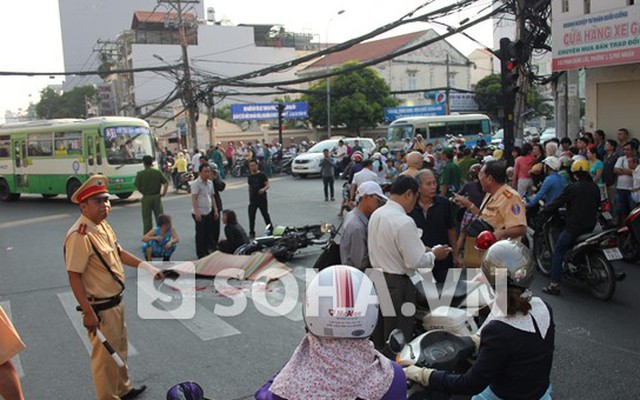 Đưa con đi học bị xe buýt cán, mẹ khóc thảm bên thi thể con