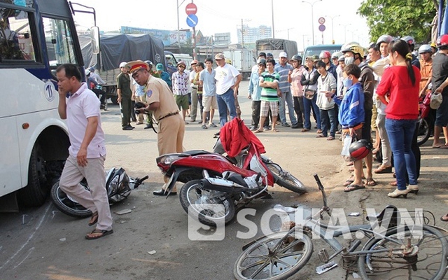 TP.HCM: Xe ô tô liên tục đâm hàng loạt xe máy trên đường