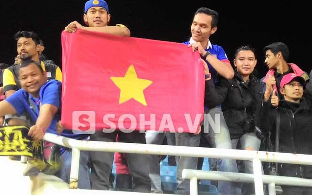 CLIP: CĐV Malaysia tặng Việt Nam "quà độc"