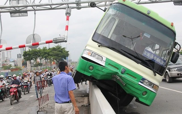 Xe buýt bất ngờ leo thẳng lên dải phân cách, nghiêng 45 độ