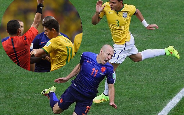 Robben dạy cho Oscar một bài học về "bay giữa ngân hà"