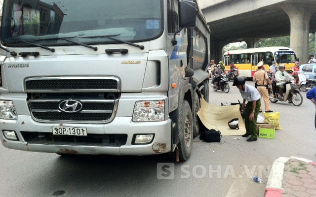 Hà Nội: Xe tải chở cát đè bẹp phụ nữ đi xe máy