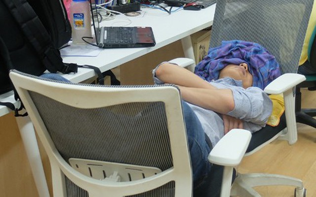 “Trải chiếu ngủ giữa văn phòng trông hệt đám tàn binh bại trận”